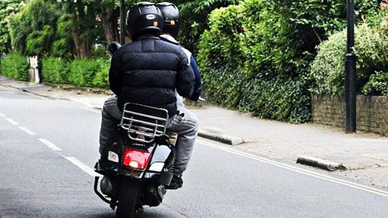 Gettano liquido, forse candeggina, su volto senegalese