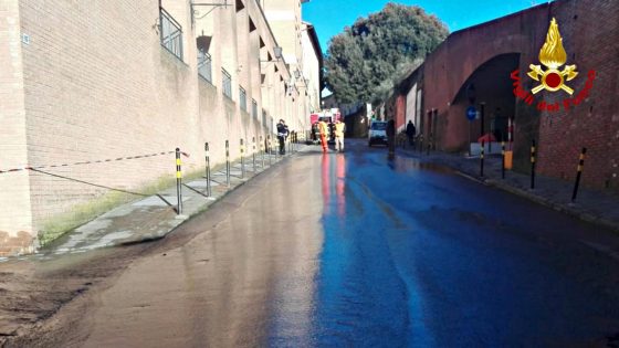 Copiosa perdita d’acqua, chiusa strada in centro Siena