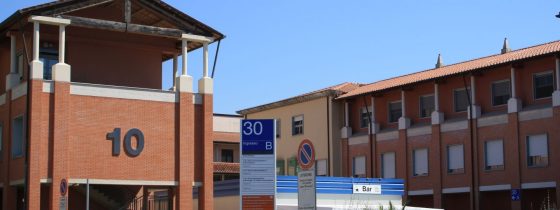 Vento sbalza surfista sul tetto, ferito grave nel Livornese