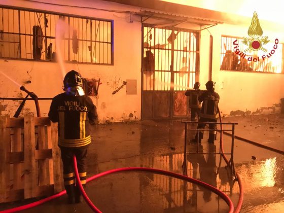 Fiamme in capannone industriale nel Pistoiese, nessun ferito