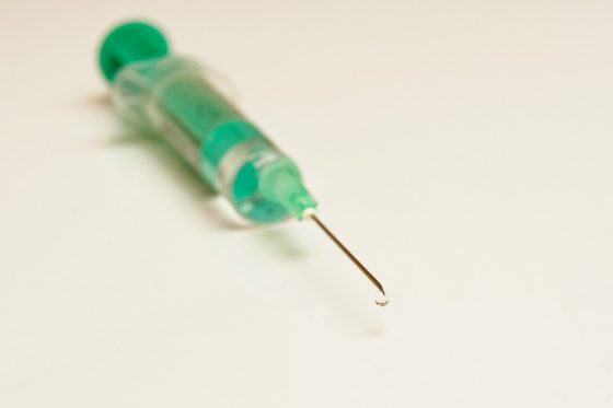 L’NHS ha provato a vaccinare un uomo di Liverpool pensando fosse alto 6.2 centimetri