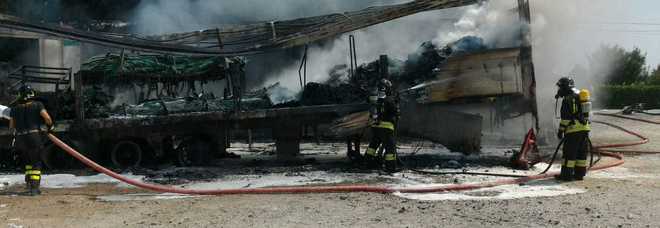 finestre chiuse fiamme semirimorchio camion