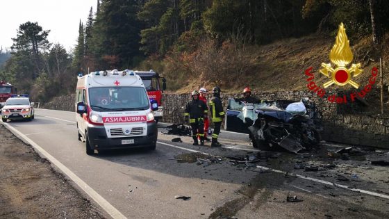Scontro auto-camion, muore donna, ferito figlio
