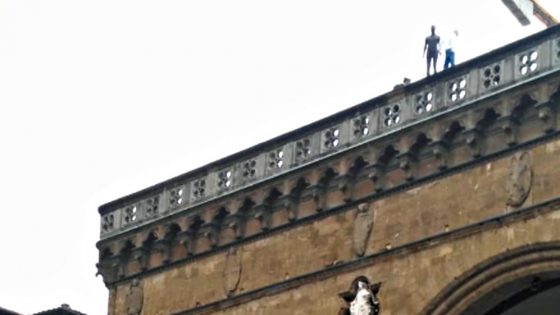 Sul parapetto della Loggia dei Lanzi chiede di parlare con Schmidt