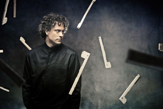 Sabato 23 torna alla Pergola l’affascinante pianista inglese Paul Lewis