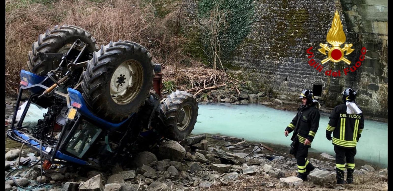 Stia: trattore con rimorchio cade da ponte su Arno