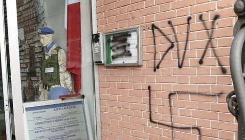 Prato, indagine apologia fascismo contro ignoti