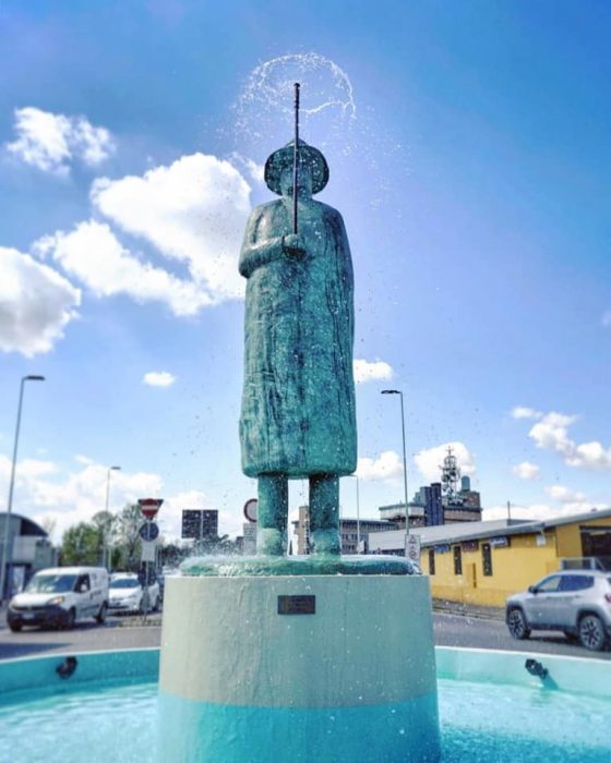 Folon: ancora un’auto su rotonda, nessun danno a statua