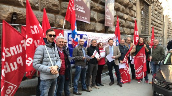 Firenze: presidio della polizia contro il Governo