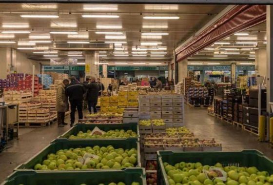 Firenze, picchiato in area Mercafir, gli rubano la verdura
