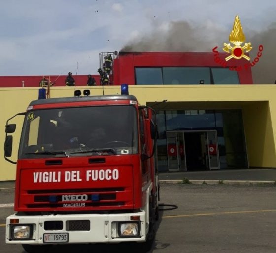 Incendio: fiamme in capannone industriale nel Pistoiese