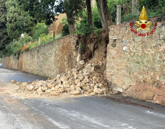 Pienza, crolla porzione di muro e alberi pericolanti su Via Circonvallazione