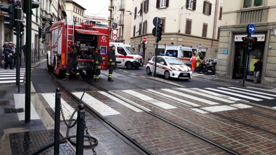 Incendio in casa a Firenze, tramvia interrotta e disagi traffico