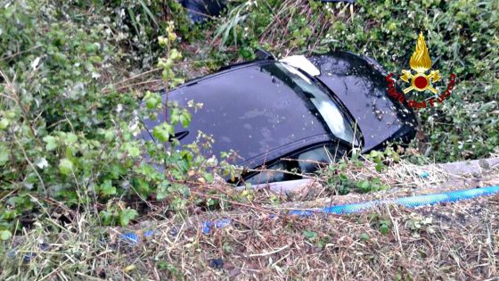 Salva grazie al gps, donna finita con auto in un canale
