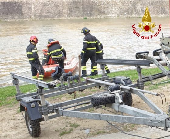 Morto uomo soccorso dopo caduta in Arno