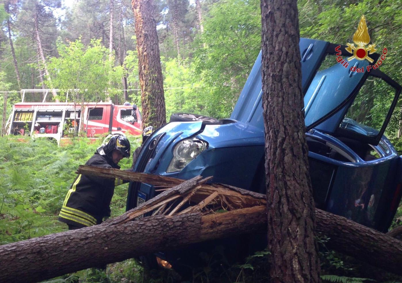 Buti (PI): perde il controllo dell’auto, muore 48enne