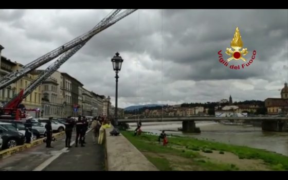 Bloccati sulla riva dell’Arno: Vigili del fuoco soccorrono 15 persone
