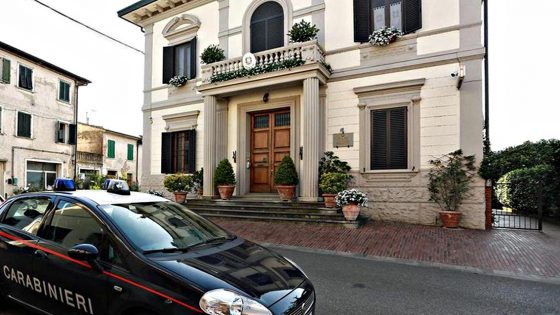 Donna si cosparge di benzina e si dà fuoco, muore per le ustioni
