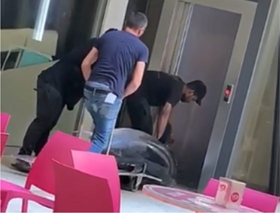Arezzo: trascinano tonno in ascensore, Asl chiude ristorante