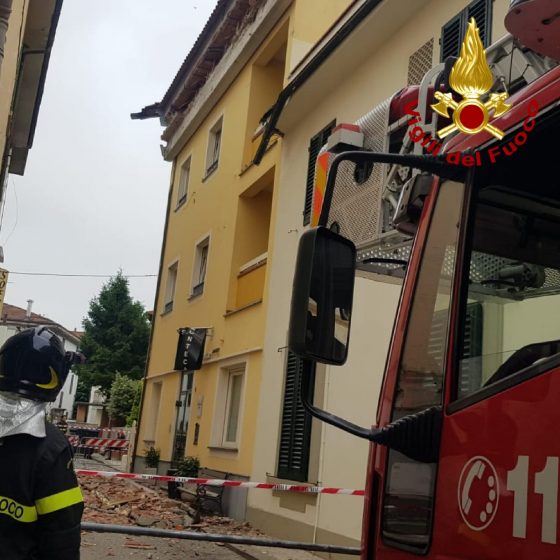 Montecatini: distacco gronda hotel,  20 persone evacuate