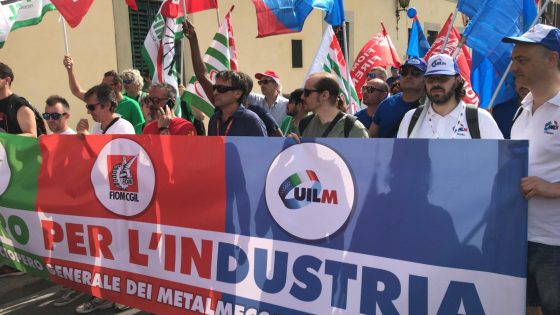 Toscana: sindacati in piazza per rinnovo contratto metalmeccanici e contro crisi industriali