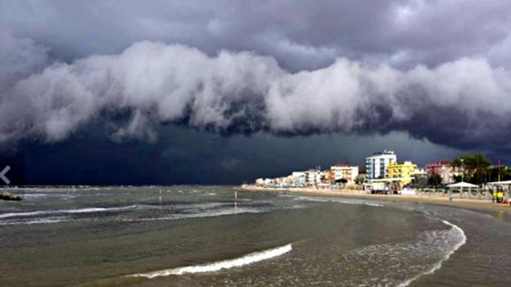 Maltempo, codice giallo per pioggia e temporali lungo costa e Maremma
