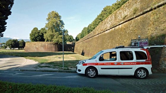 Turista olandese, seduto ssotto le mura, muore schiacciato da furgone