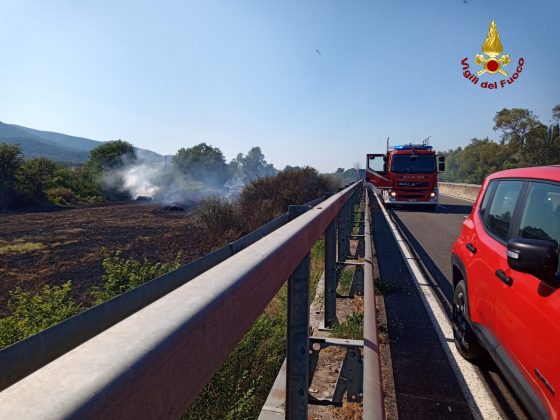 Chiuso tratto Aurelia e stop treni per incendio vicino binari