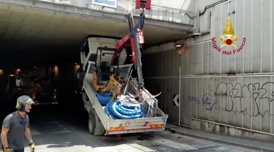 Autocarro rimane incastrato a Firenze