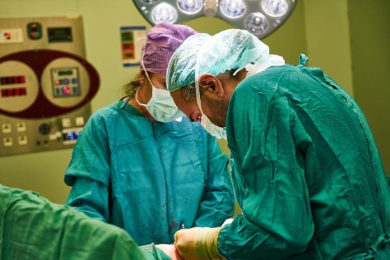Morì dopo intervento al seno, assolti 5 medici
