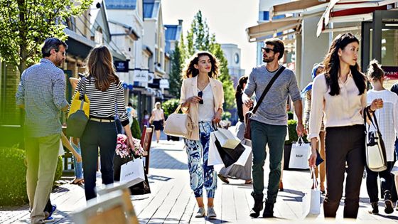 Saldi estivi, tanta gente agli outlet per il primo giorno