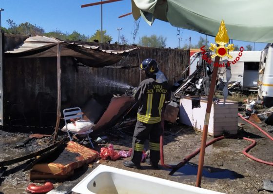 Viareggio: fiamme in centro sociale, un intossicato lieve