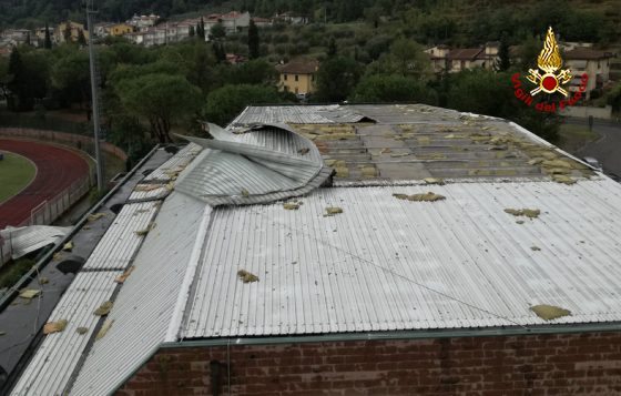 Maltempo: forte temporale scoperchia tetto palasport Montelupo F.no
