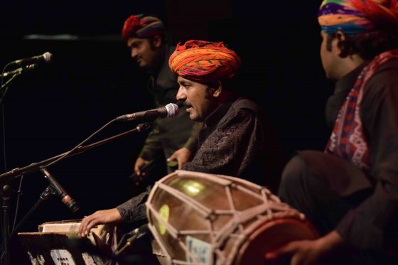 Barmer Boys, antiche gesta di condottieri e maharaja, canti d’amore e solitudini