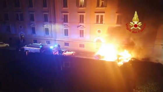 Firenze: a fuoco tre auto, una persona rimasta intossicata