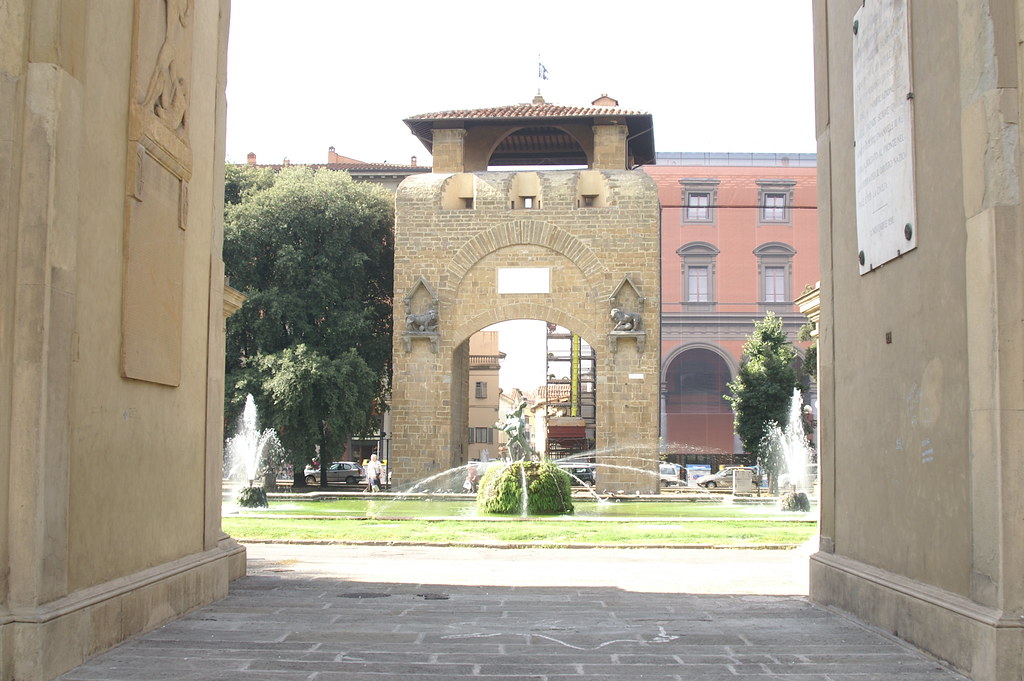 Firenze, Porta S.Gallo si tinge arancione contro la violenza su minori