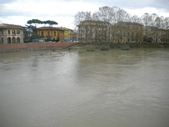 Arno: a Pisa ondata di piena passata senza danni