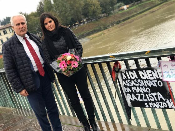 Targa in memoria di Idy Diene, omaggio floreale di Giani e Nardini