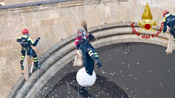 La Befana dei Vigili del Fuoco scende dalla Loggia dei Lanzi