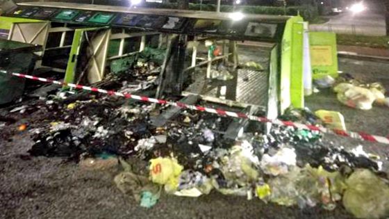 Isola ecologica distrutta da incendio a Lido Camaiore