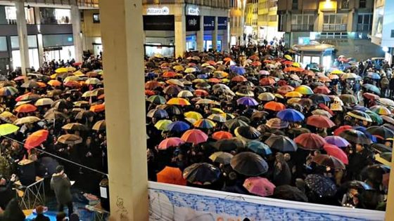Sardine in piazza sotto la pioggia in Toscana