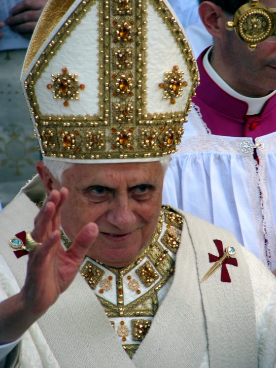 Celibato preti, Mov. Shalom contro Ratzinger: “apostoli erano sposati”