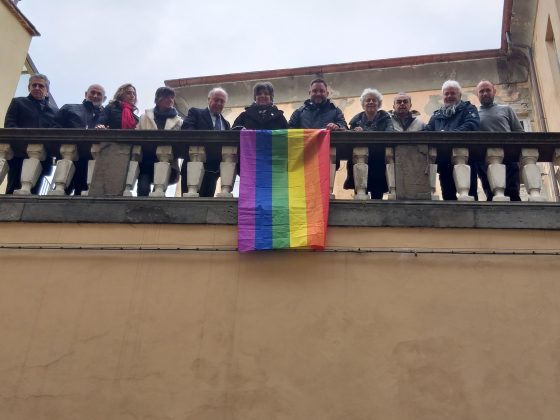 Bandiera arcobaleno su palazzo Orsetti