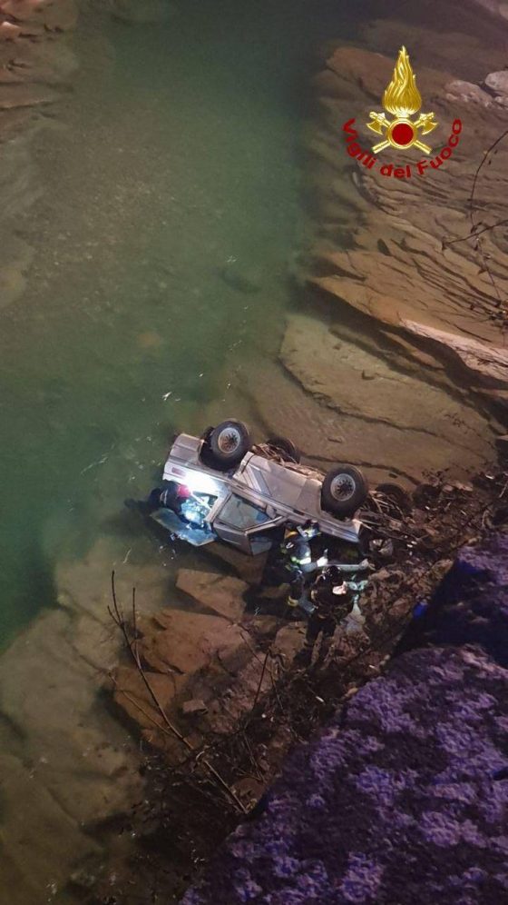 Auto finisce nel fiume: muore 83enne