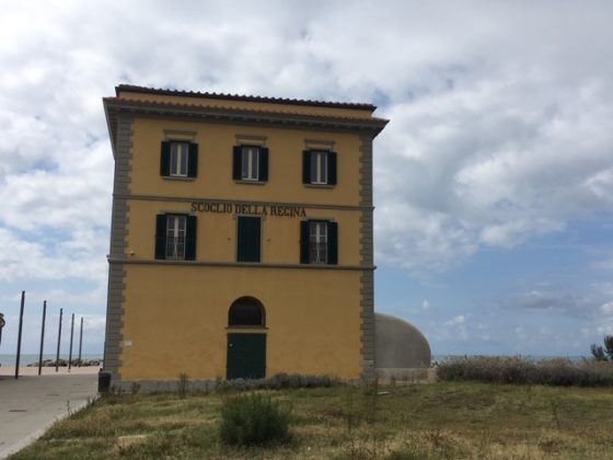 # 18 Torna a splendere il bagno privato della regina