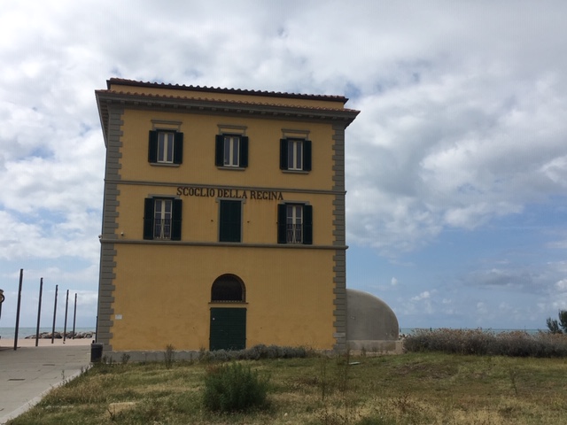 # 18 Torna a splendere il bagno privato della regina