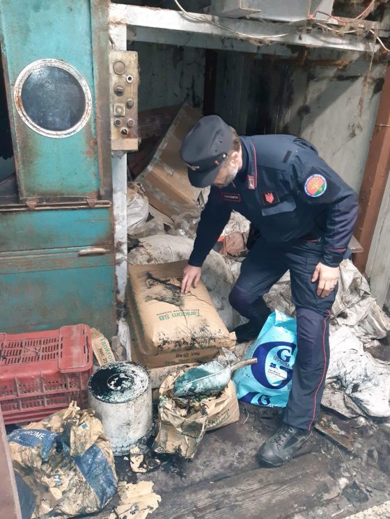 Rifiuti speciali non smaltiti, sequestrato laboratorio pelli