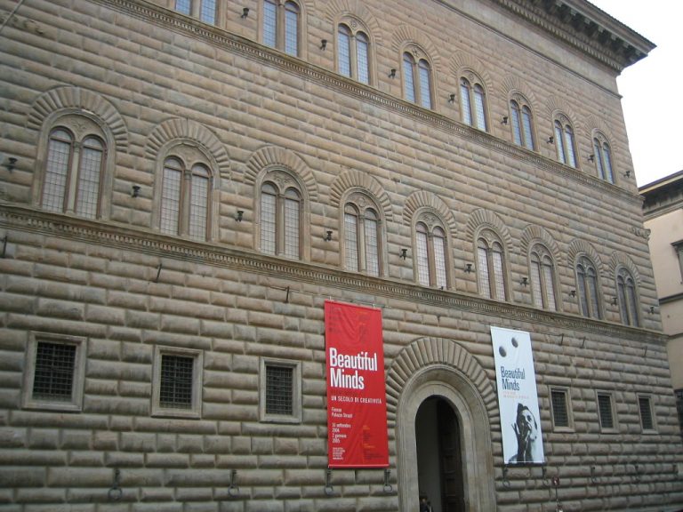 Scritta imbnratta palazzo Strozzi
