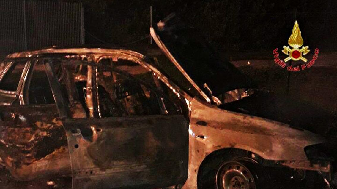 Un Uomo muore carbonizzato in auto in fiamme