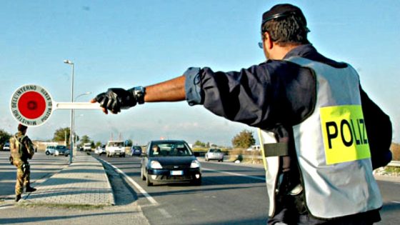 Fermato, tossisce in faccia a poliziotti: denunciato